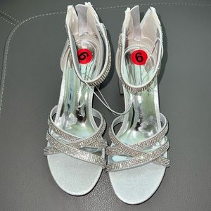 Sugar Madame Women Size 6 Silver Strappy Slippers